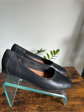 BareTraps Women's Black Slip-On Ballet Flats